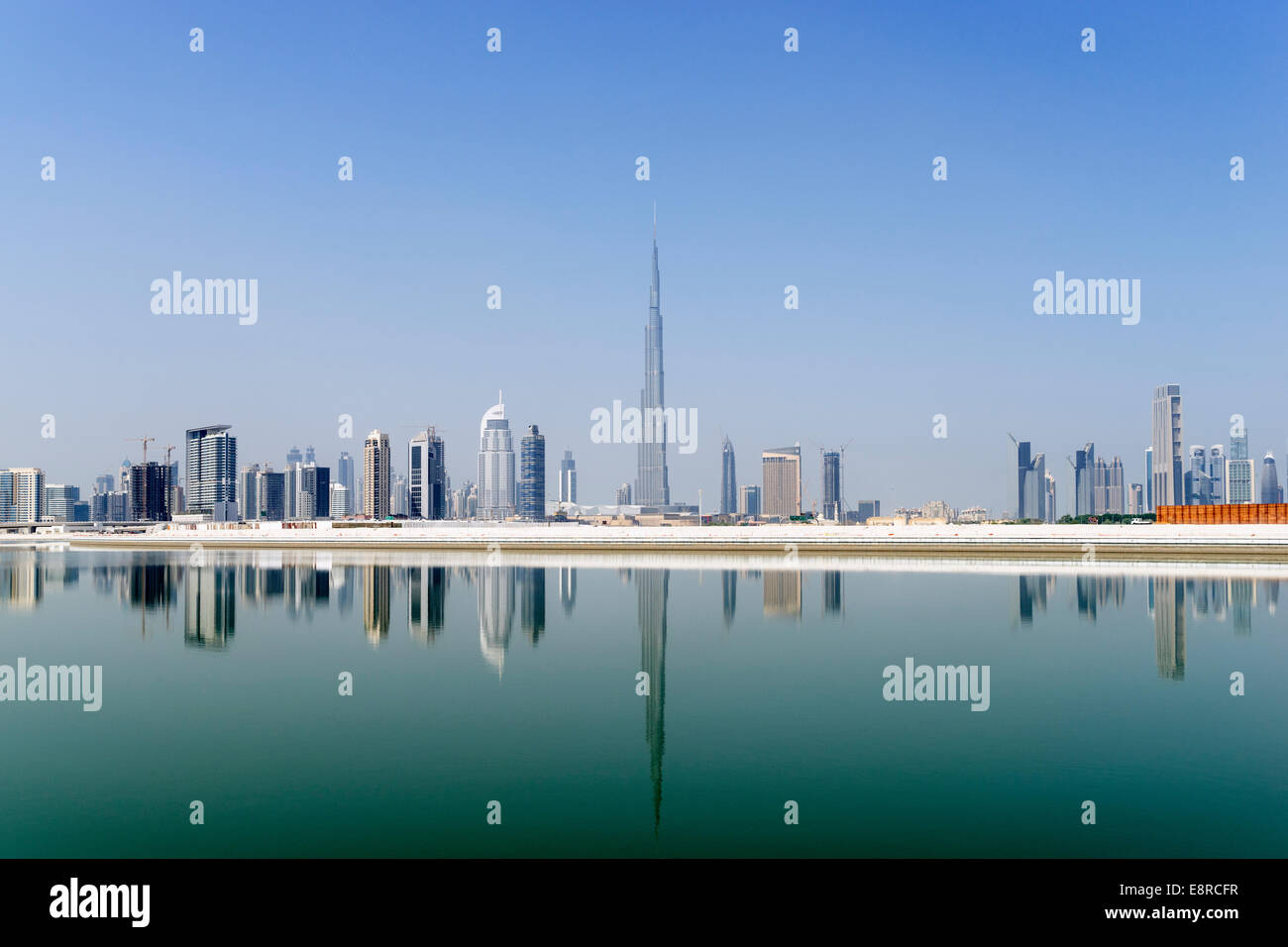Vista attraverso il torrente verso la skyline di Dubai e Burj Khalifa al Business Bay in Emirati Arabi Uniti Foto Stock