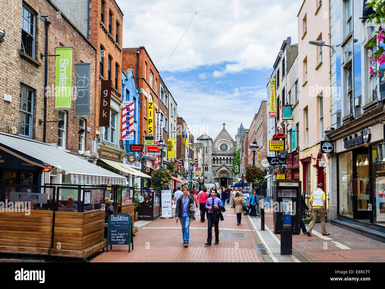 Negozi, bar e ristoranti su Anne Street South con St Ann's chiesa in distanza, Grafton Street area, Dublino, Irlanda Foto Stock