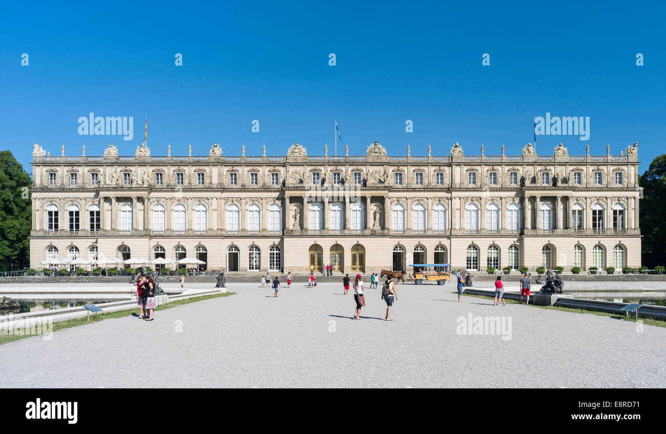 La facciata occidentale (Gartenfassade) di Herrenchiemsee Palace, situato su di un isola del lago Chiemsee, Baviera, Germania. Foto Stock