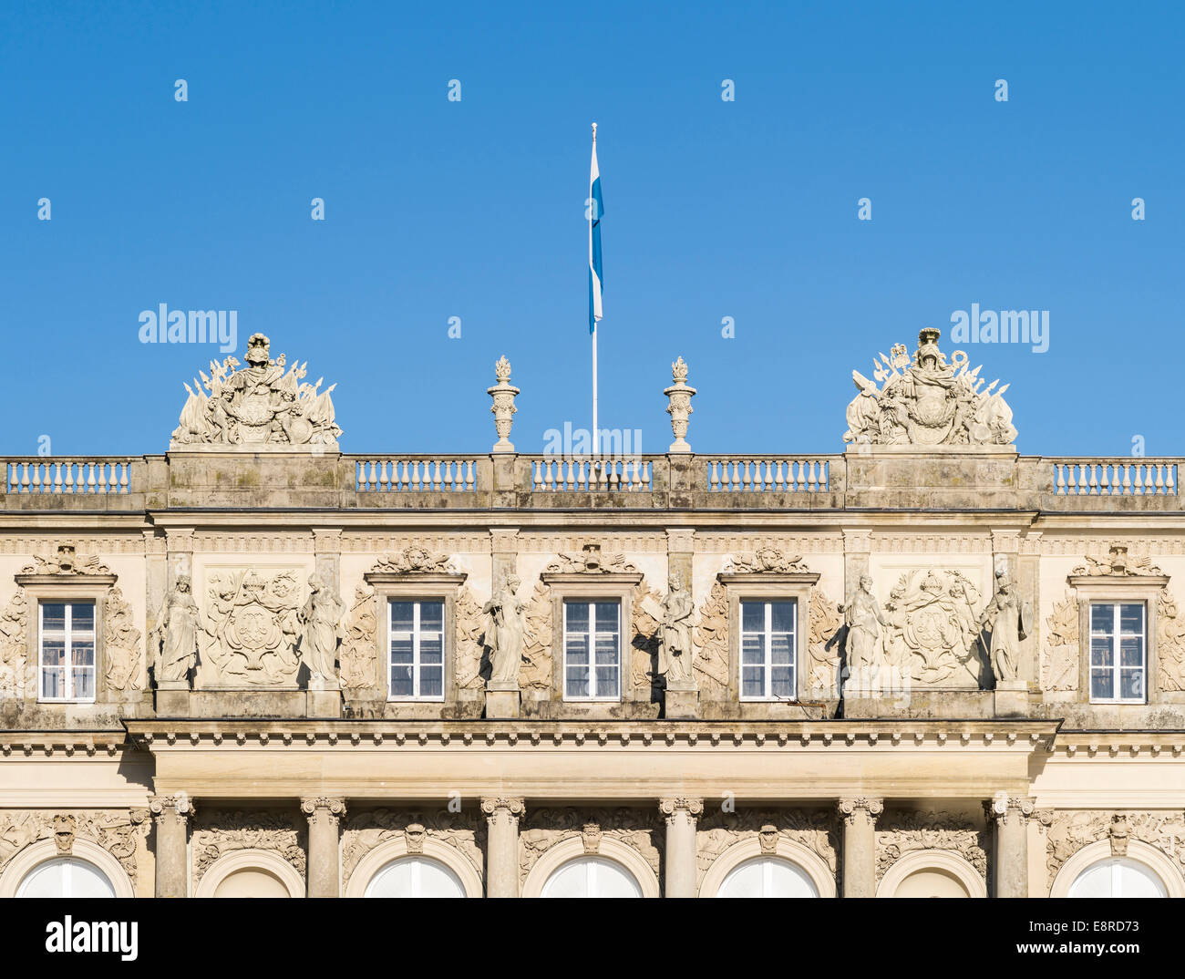 La facciata occidentale (Gartenfassade) di Herrenchiemsee Palace, situato su di un isola del lago Chiemsee, Baviera, Germania. Foto Stock