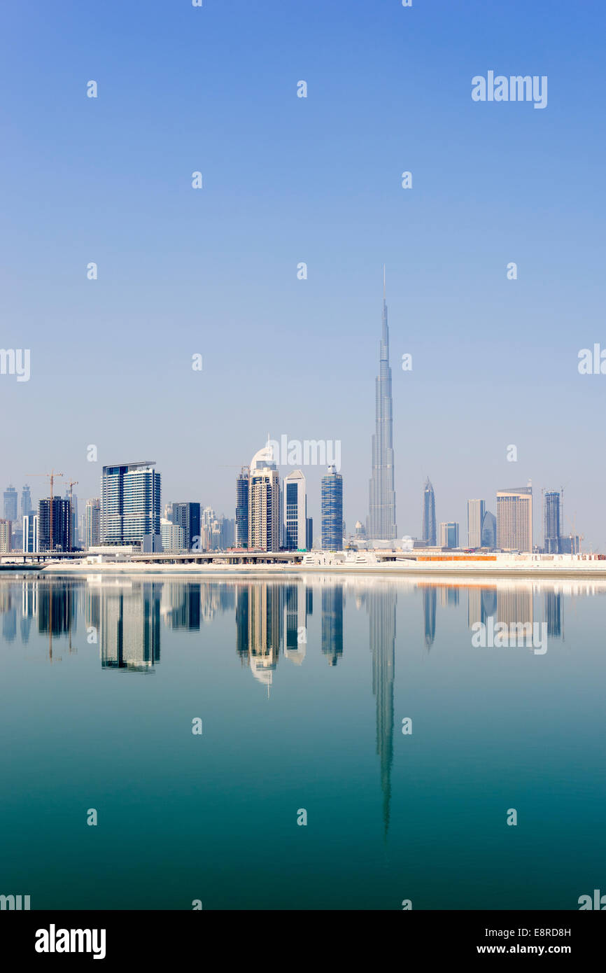 Vista attraverso il torrente verso la skyline di Dubai e Burj Khalifa al Business Bay in Emirati Arabi Uniti Foto Stock