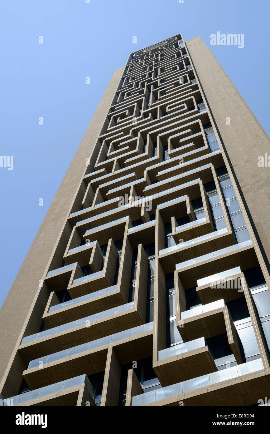 Dettaglio della complessa architettura del grattacielo facciata in Dubai Emirati Arabi Uniti Foto Stock