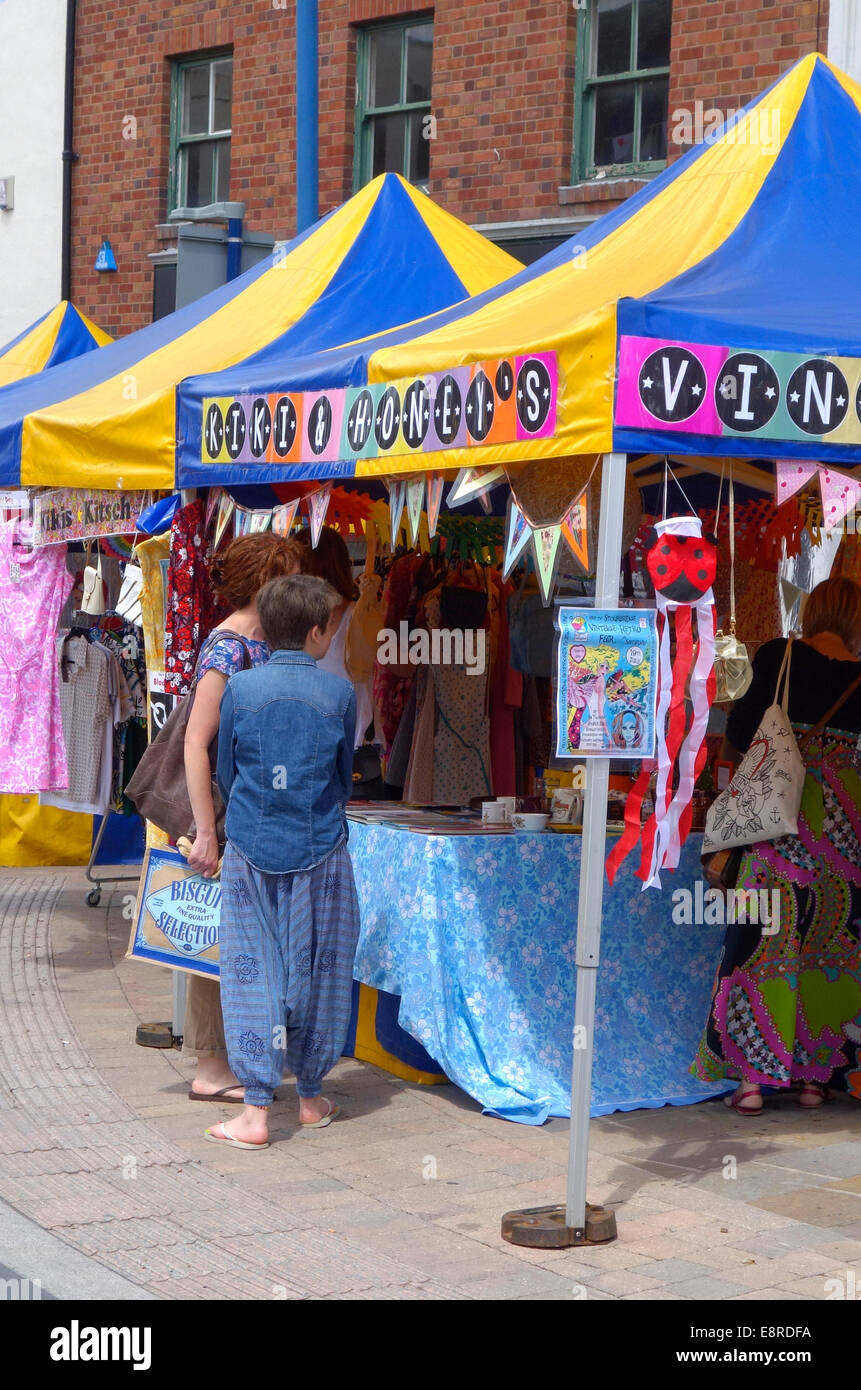 Gli amanti dello shopping in un mercato in stallo, Stourbridge Carnevale parte del Black Country Festival, abbassare High St, Stourbridge, West Mids, REGNO UNITO Foto Stock