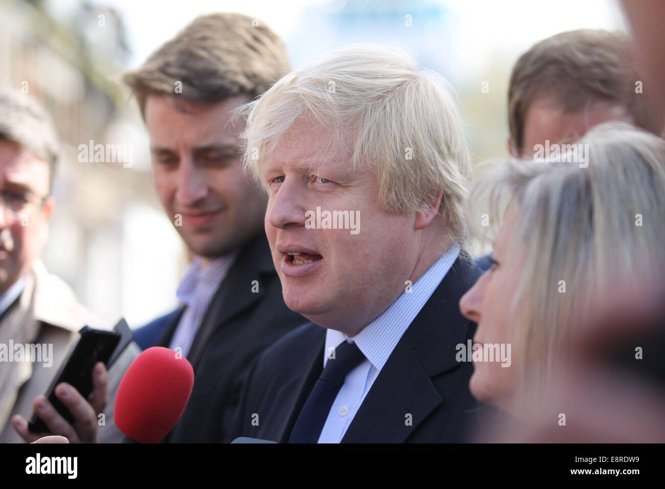 Boris Johnson lasciando la sua promozione di fluidi tracciabili in Harrow per prendere un treno. Dotato di: Boris Johnson dove: Londra, Regno Unito quando: 10 Apr 2014 Foto Stock
