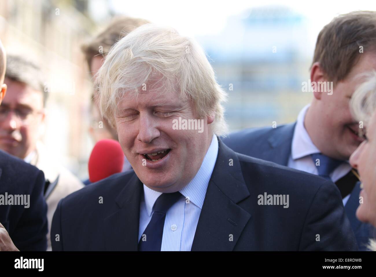 Boris Johnson lasciando la sua promozione di fluidi tracciabili in Harrow per prendere un treno. Dotato di: Boris Johnson dove: Londra, Regno Unito quando: 10 Apr 2014 Foto Stock