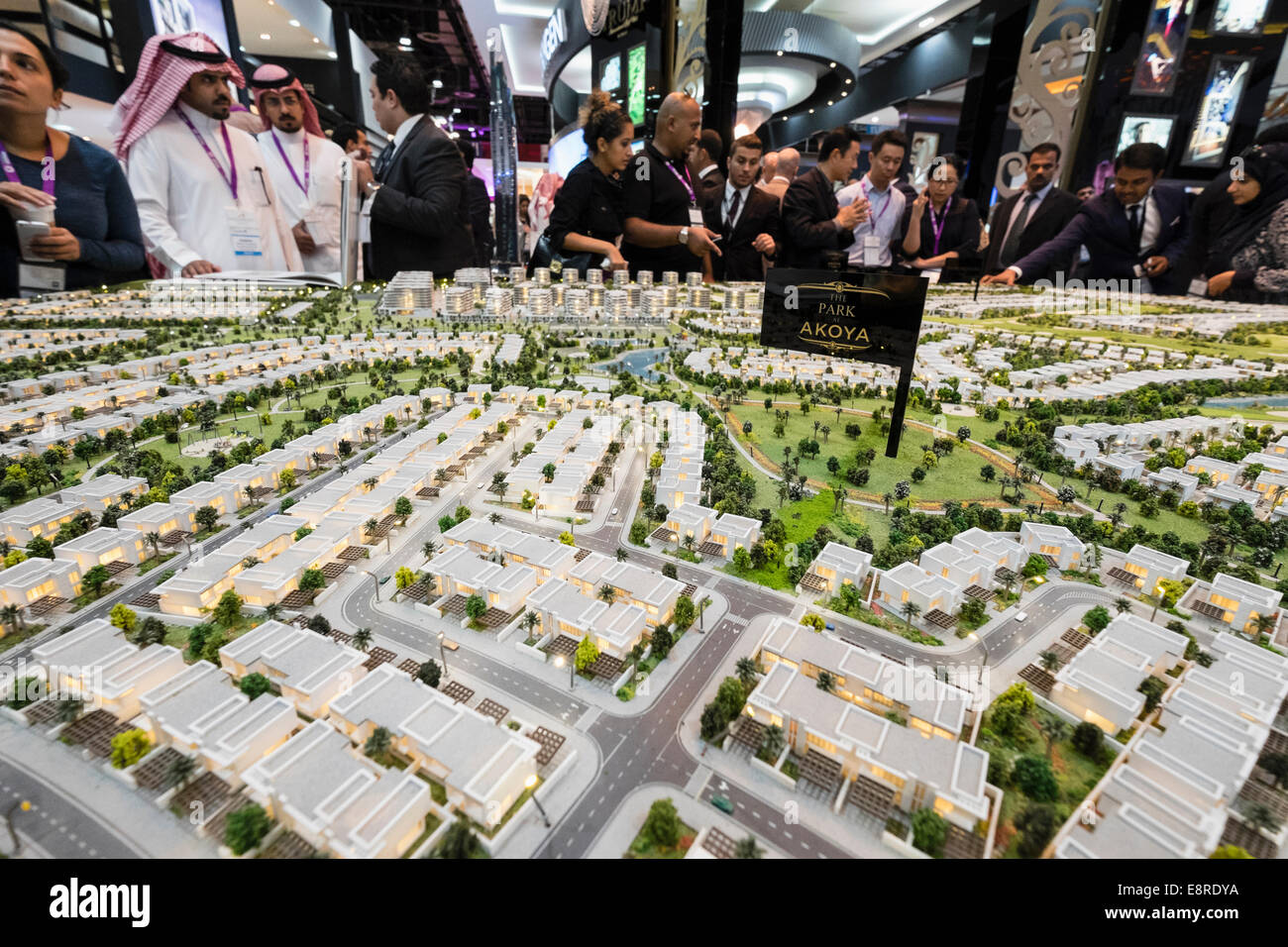 Il modello del nuovo alloggiamento di lusso tenuta di Akoya Park dallo sviluppatore Damac property trade fair in Dubai Emirati Arabi Uniti Foto Stock