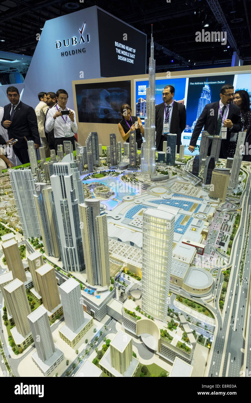 Il modello del centro cittadino di Dubai con corrente e ha proposto lo sviluppo di proprietà in proprietà trade fair in Dubai Emirati Arabi Uniti Foto Stock