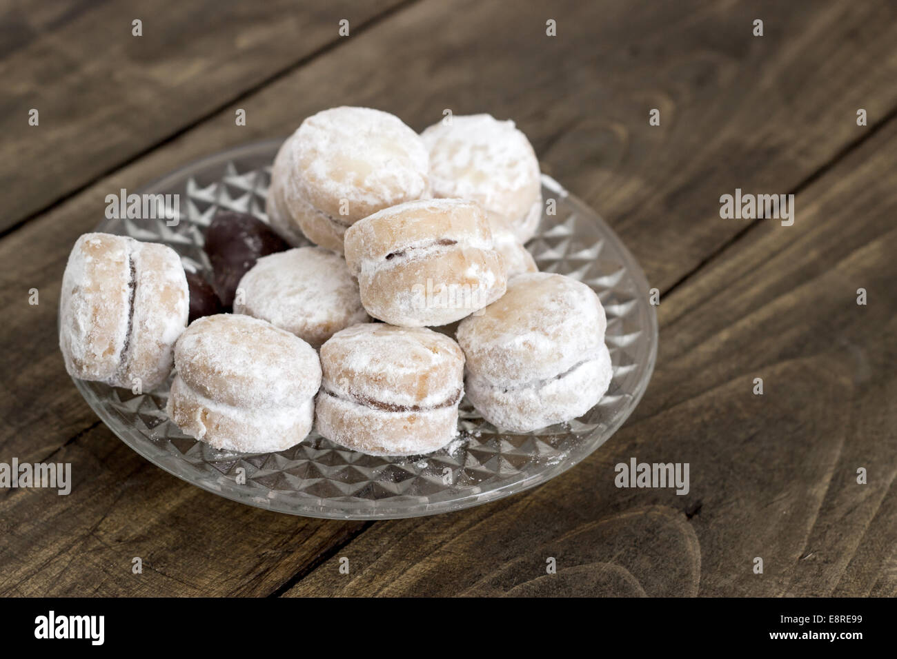 La vaniglia Cookie nella piastra sulla tavola di legno Foto Stock