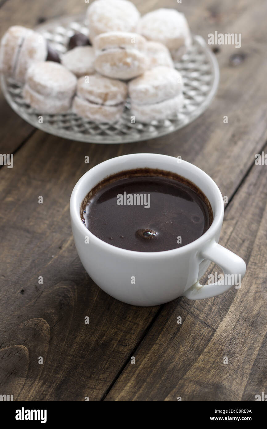 Cookie di vaniglia e caffè sul tavolo in legno Foto Stock