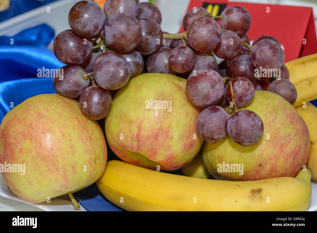 Apple, banana e uva, su una piastra per il deserto Foto Stock