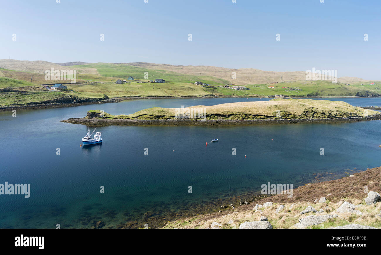 Sindrome di Muckle Roe, una piccola isola delle isole Shetland, vista sul Roe Suono, isole Shetland, Scozia. Foto Stock