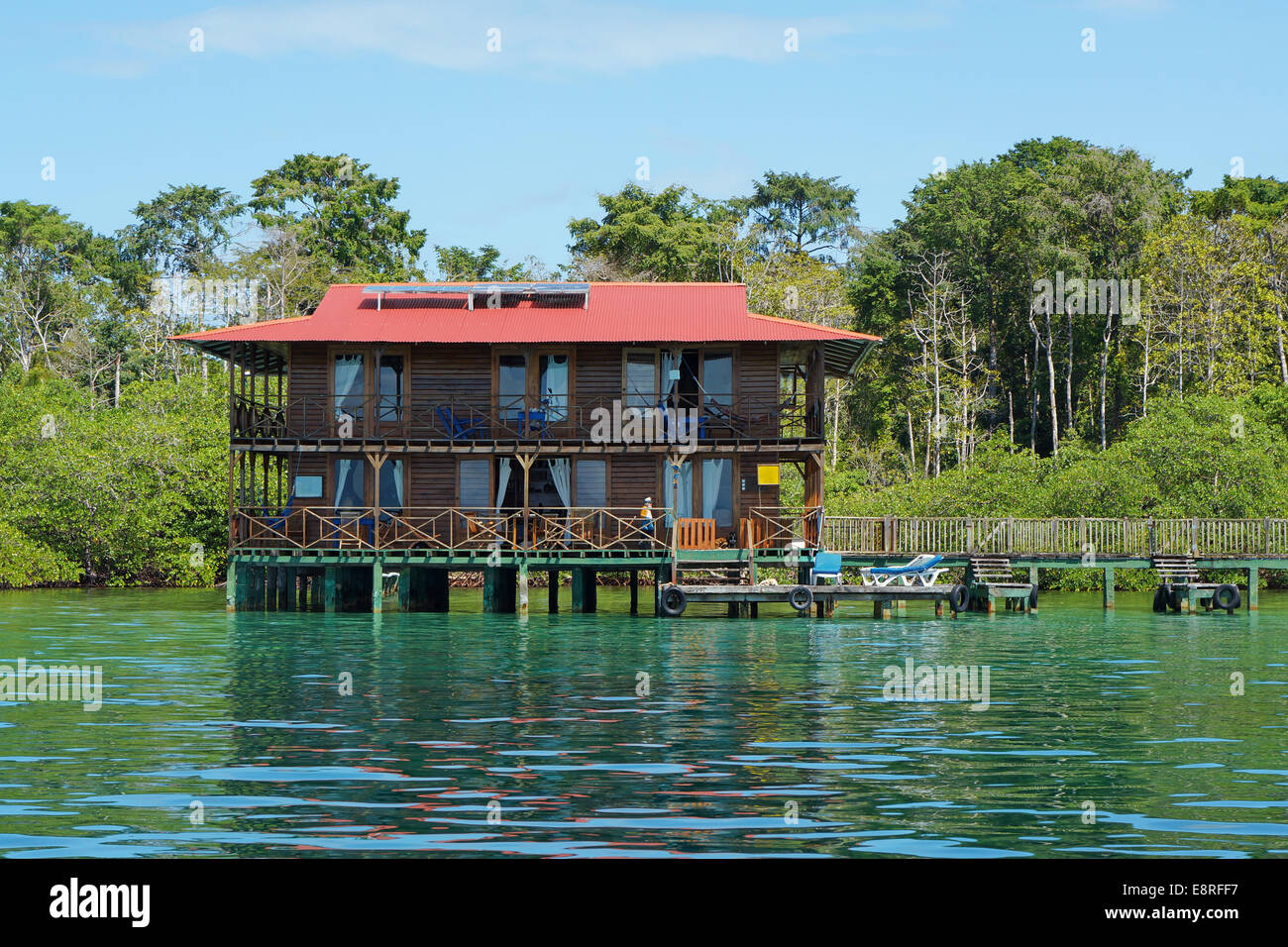 Off grid hotel dei Caraibi su acqua con pannelli solari, Panama America Centrale Foto Stock