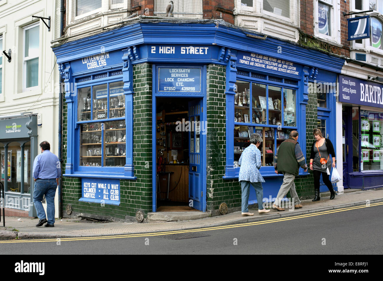 Fabbro tradizionale e calzolai shop, High Street, Lutterworth Leicestershire. Foto Stock