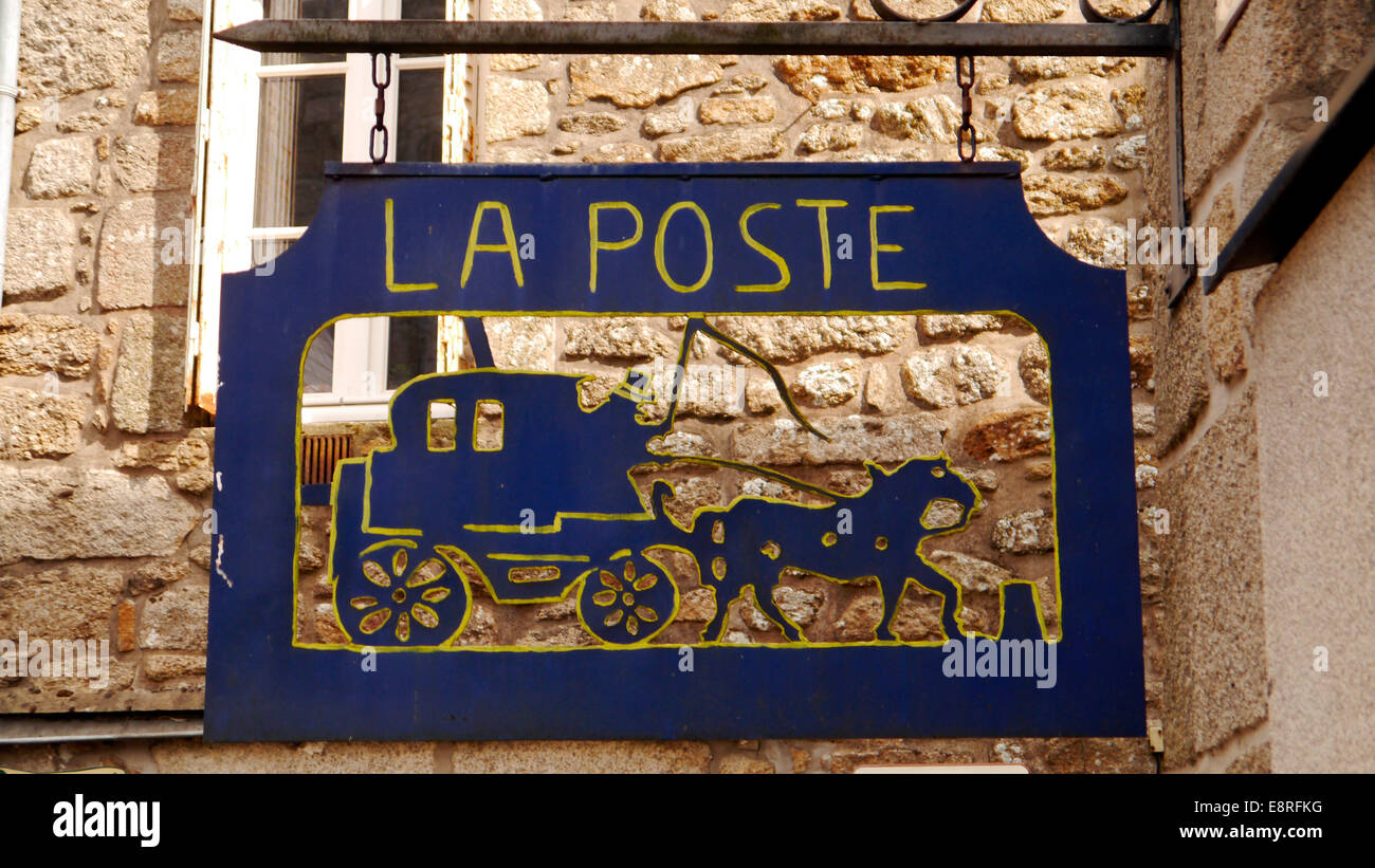A La Poste Post.Office signpost nella storica pittoresca cittadina medievale di Moncontour, Bretagna Francia settentrionale. Foto Stock