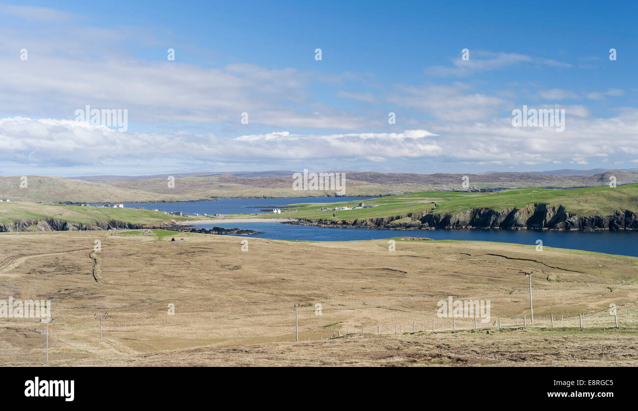 Paesaggio in Northmavine con il villaggio di Hillswick presso San Magnus Bay, isole Shetland, Scozia. Foto Stock