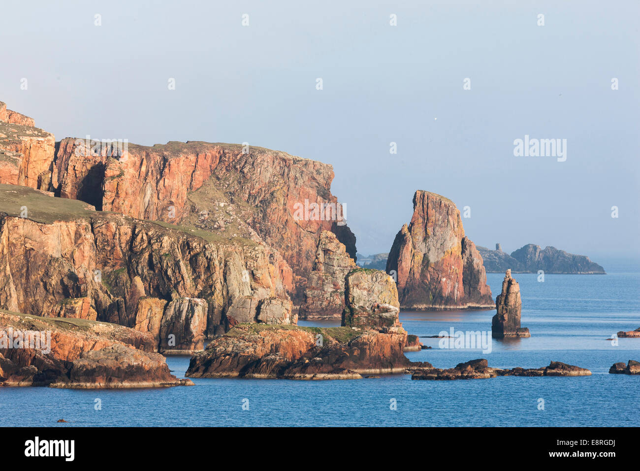 Paesaggio sulla penisola di Eshaness, le rocce rosse del Neap. Foto Stock