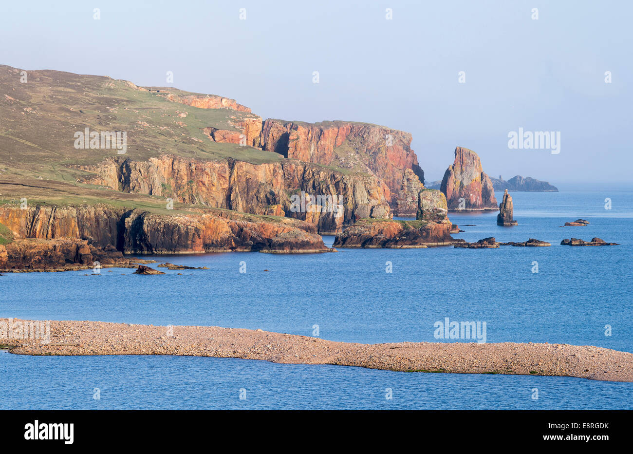 Paesaggio sulla penisola di Eshaness, le rocce rosse del Neap, isole Shetland, Scozia. Foto Stock
