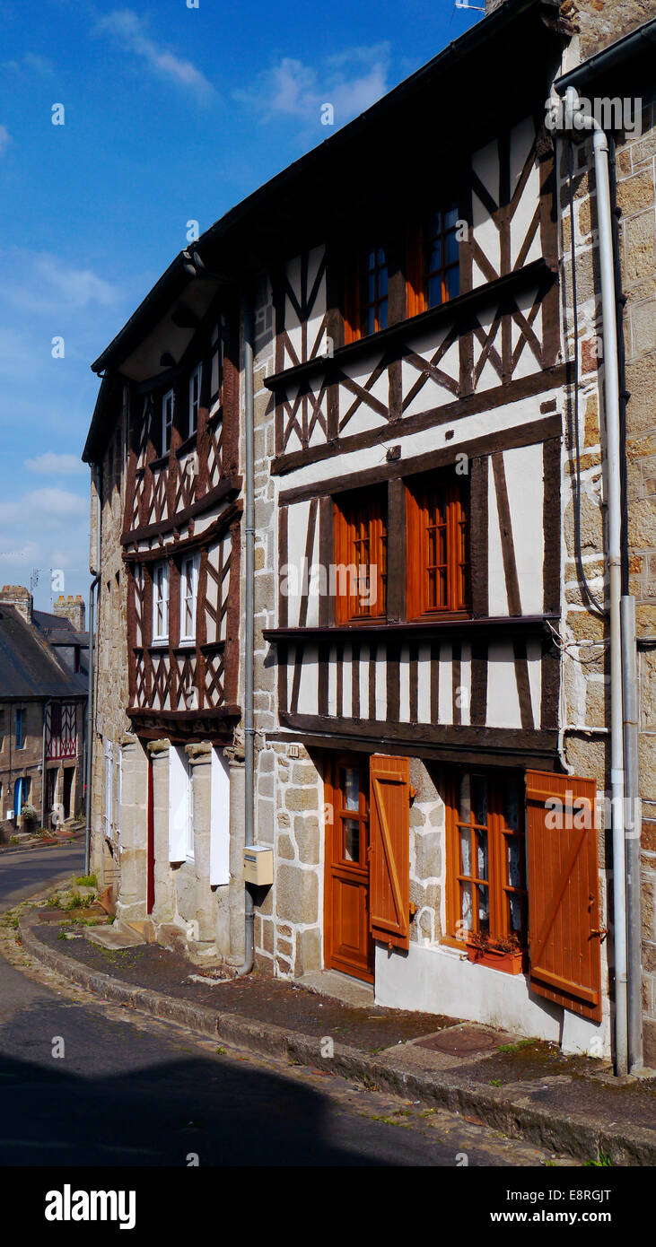 Molto vecchio edificio nel centro storico pittoresca cittadina medievale di Moncontour, Bretagna Francia settentrionale. Una molto bella collina Foto Stock