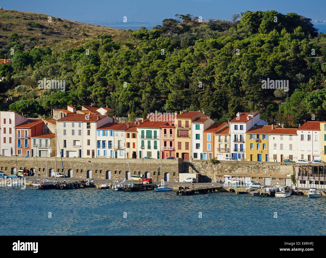 Lungomare di colorate case nel porto di Port-Vendres, il Rossiglione e Pirenei Orientali, Côte Vermeille, Francia Foto Stock