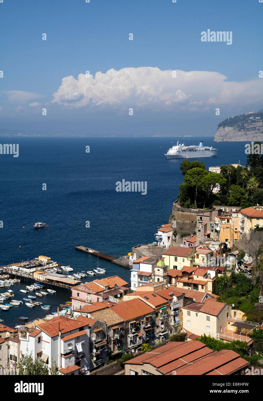 Sorrento Marina Grande con il Vesuvio sullo sfondo e la 'Thomson Dream' crociera al di ancoraggio nel Golfo di Napoli. Foto Stock