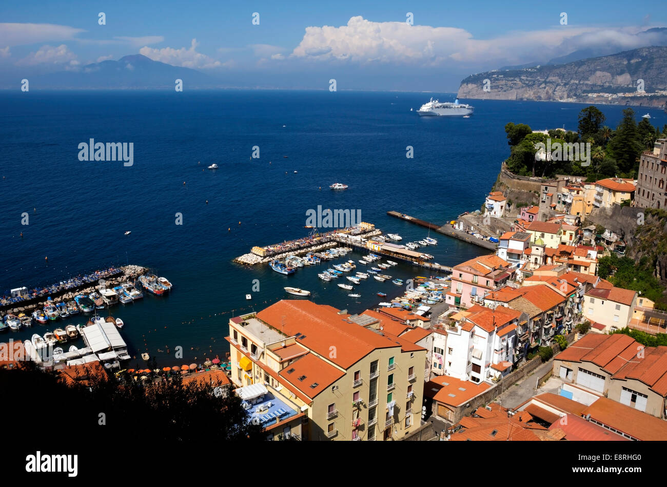 Sorrento Marina Grande con il Vesuvio sullo sfondo e la 'Thomson Dream' crociera al di ancoraggio nel Golfo di Napoli. Foto Stock