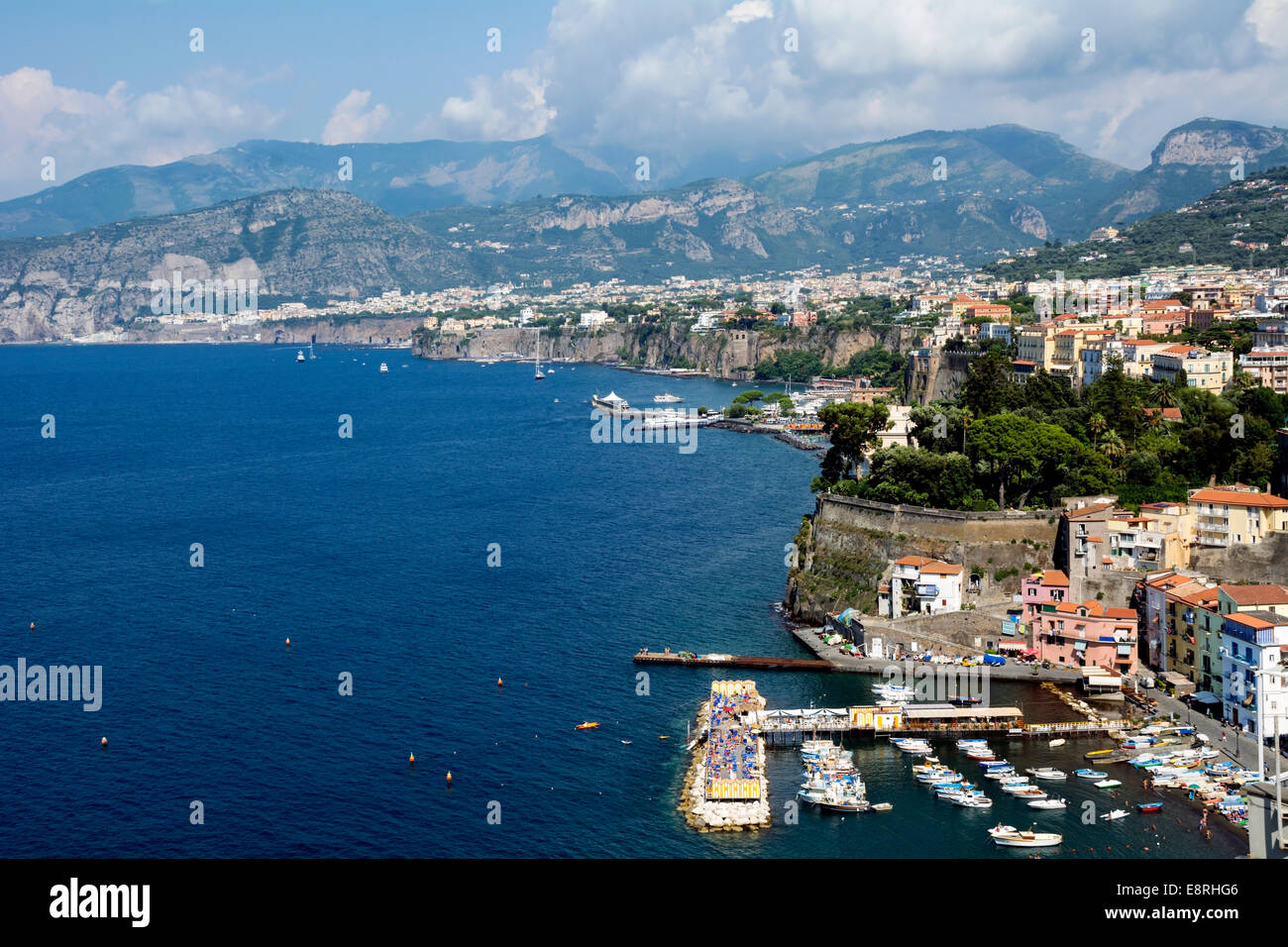 Le scogliere della baia di Sorrento, con la pittoresca Marina Grande in primo piano. Foto Stock