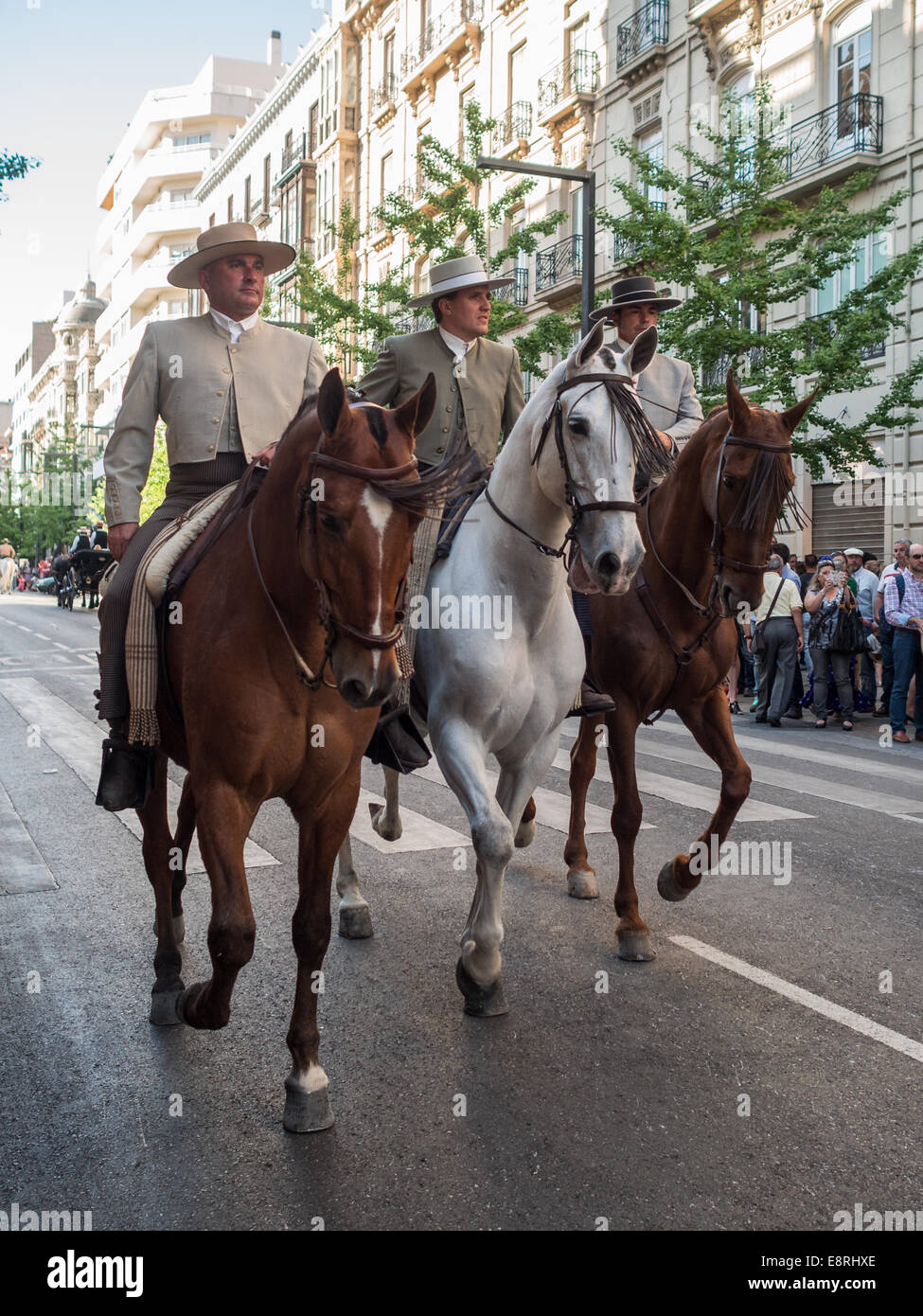 La Street Parade durante il Las Cruces de Mayo in Granada Foto Stock