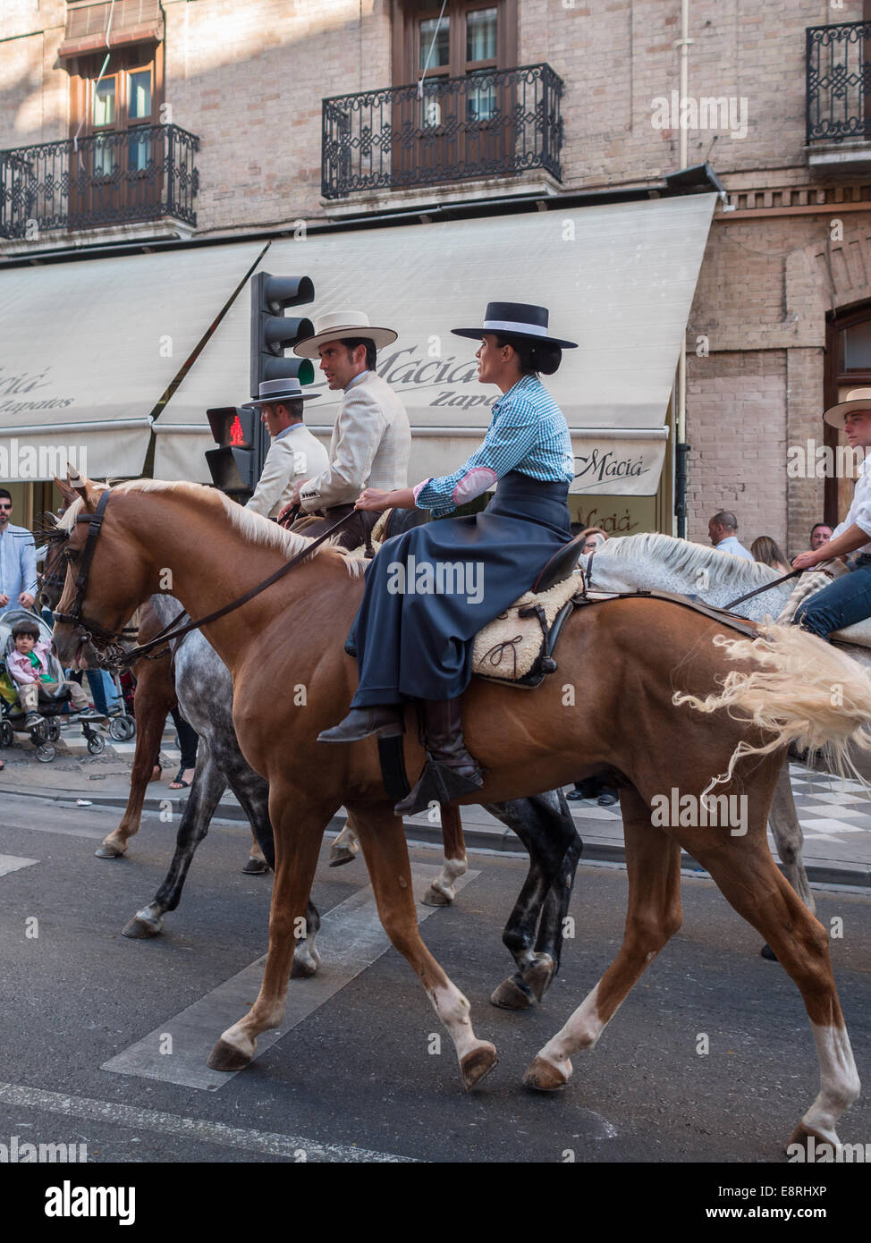 La Street Parade durante il Las Cruces de Mayo in Granada Foto Stock