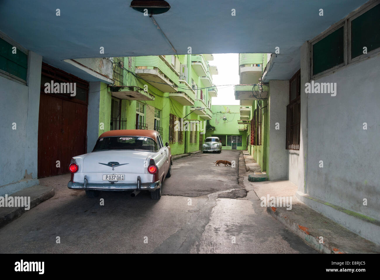 Un vecchio Ford Fairlane al vicolo entrata a un palazzo di appartamenti nel centro di Avana Cuba Foto Stock