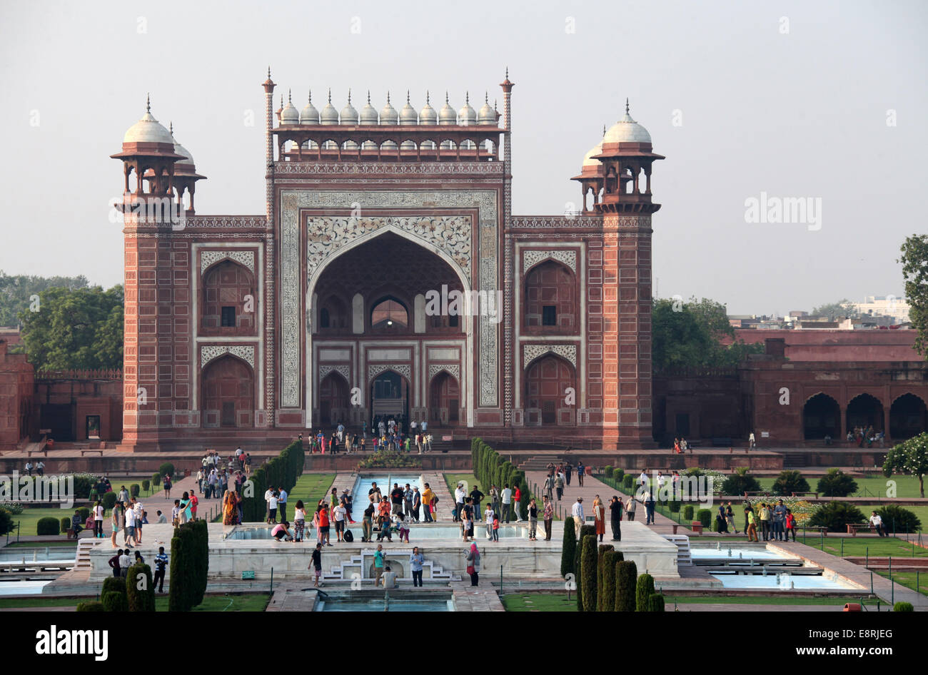 Porta Grande del Taj Mahal ad Agra la mattina presto come visitatori arrivano Foto Stock