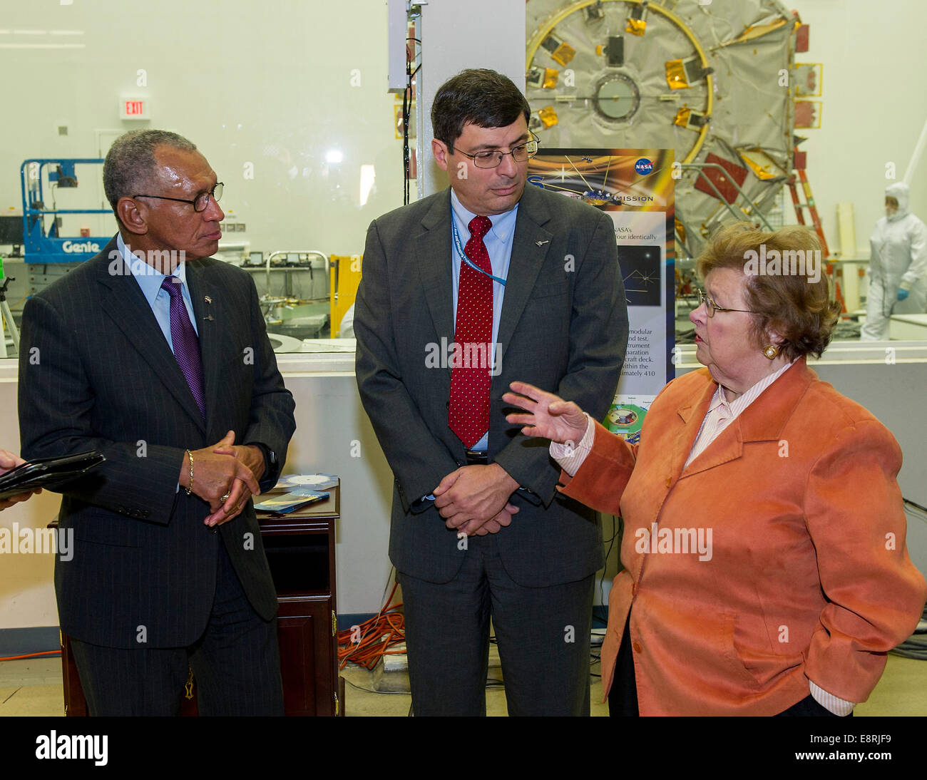 Ottobre 22, 2013 - (da sinistra a destra) amministratore della NASA Charles Bolden, NASA Goddard centro il Direttore Chris Scolese e Maryland Senat Foto Stock