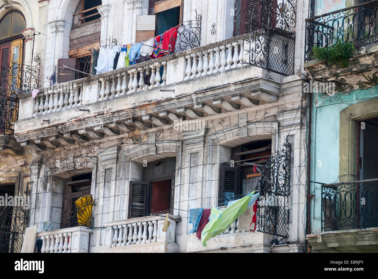 Storica architettura coloniale Spagnola che è fatiscenti e nella necessità di riparazione in una zona centrale di Havana Cuba Foto Stock