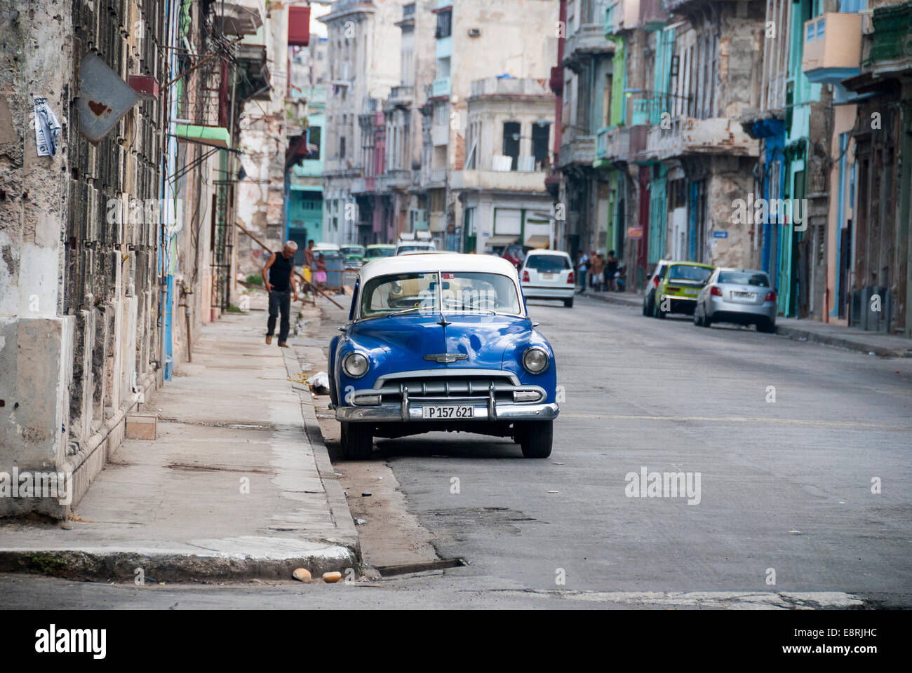 Edifici fatiscenti e vintage American cars utilizzato come i taxi sono una visione comune nel distretto centrale di La Habana Foto Stock