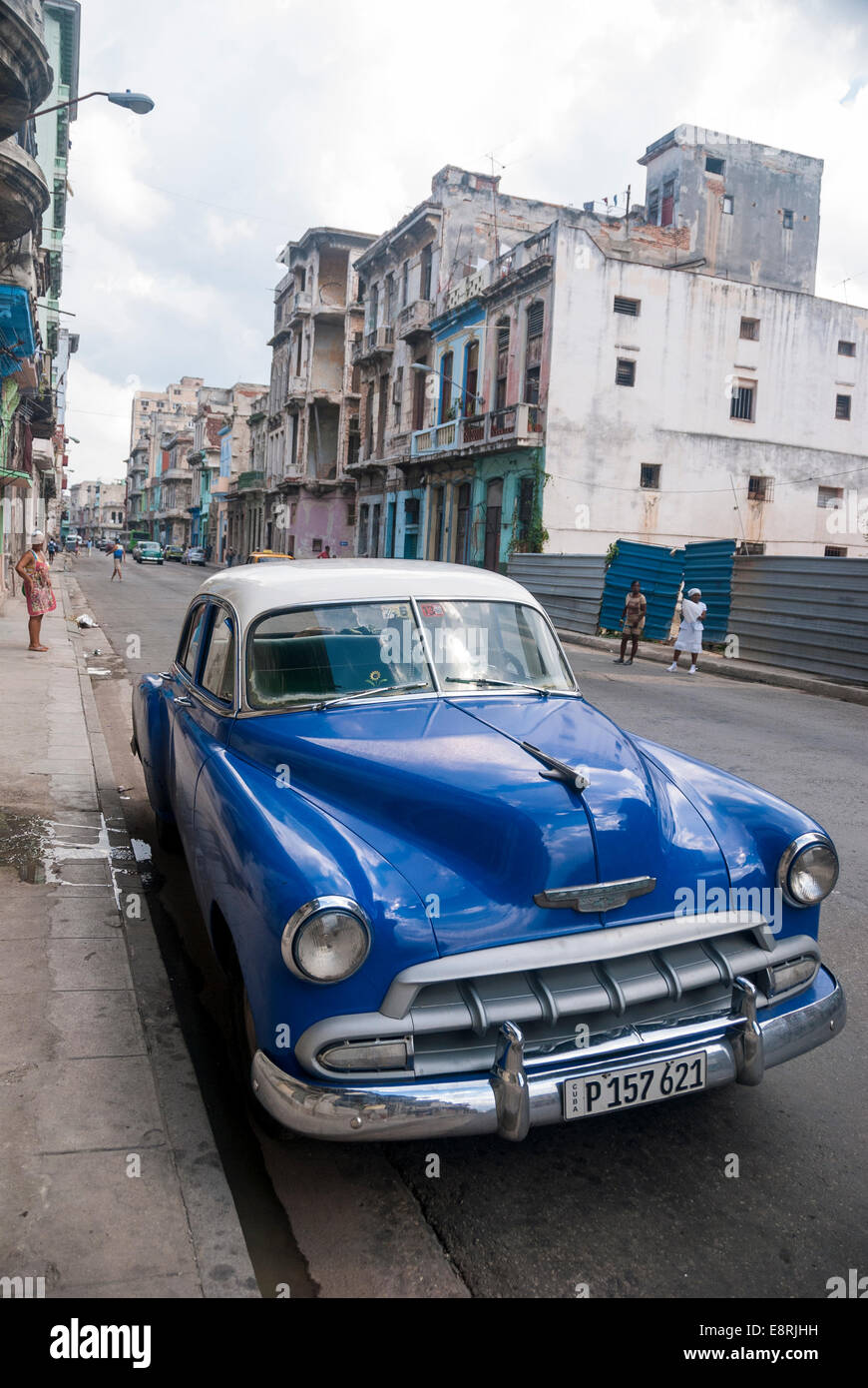 Edifici fatiscenti e vintage American cars utilizzato come i taxi sono una visione comune nel distretto centrale di La Habana Foto Stock