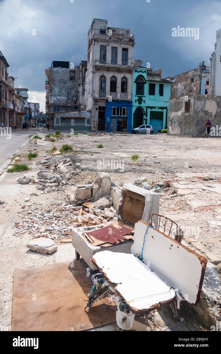 Le rovine di un angolo vuoto molto sparsa con vecchi mobili di detriti da un edificio demolito il Malecon nel centro di Avana Cuba Foto Stock