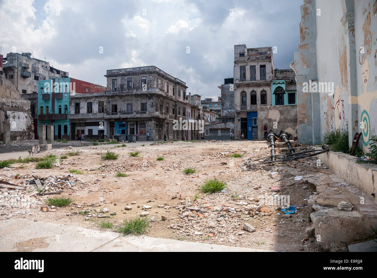 Un angolo vuoto molto disseminato di detriti e macerie di un edificio demolito il Malecon nel centro di Avana Cuba Foto Stock