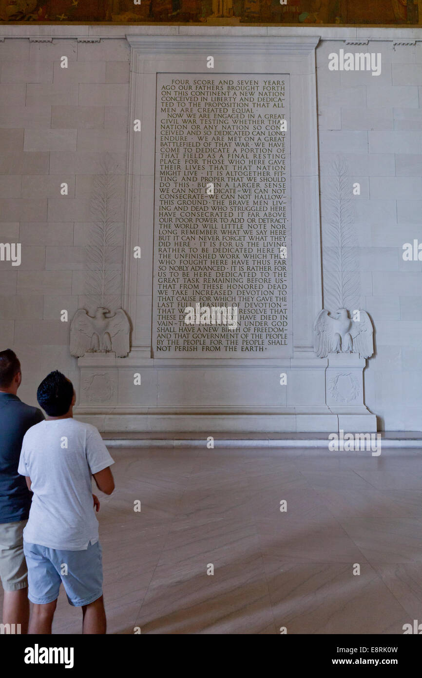 I visitatori la lettura del Gettysburg Indirizzo presso il Lincoln Memorial - Washington DC, Stati Uniti d'America Foto Stock