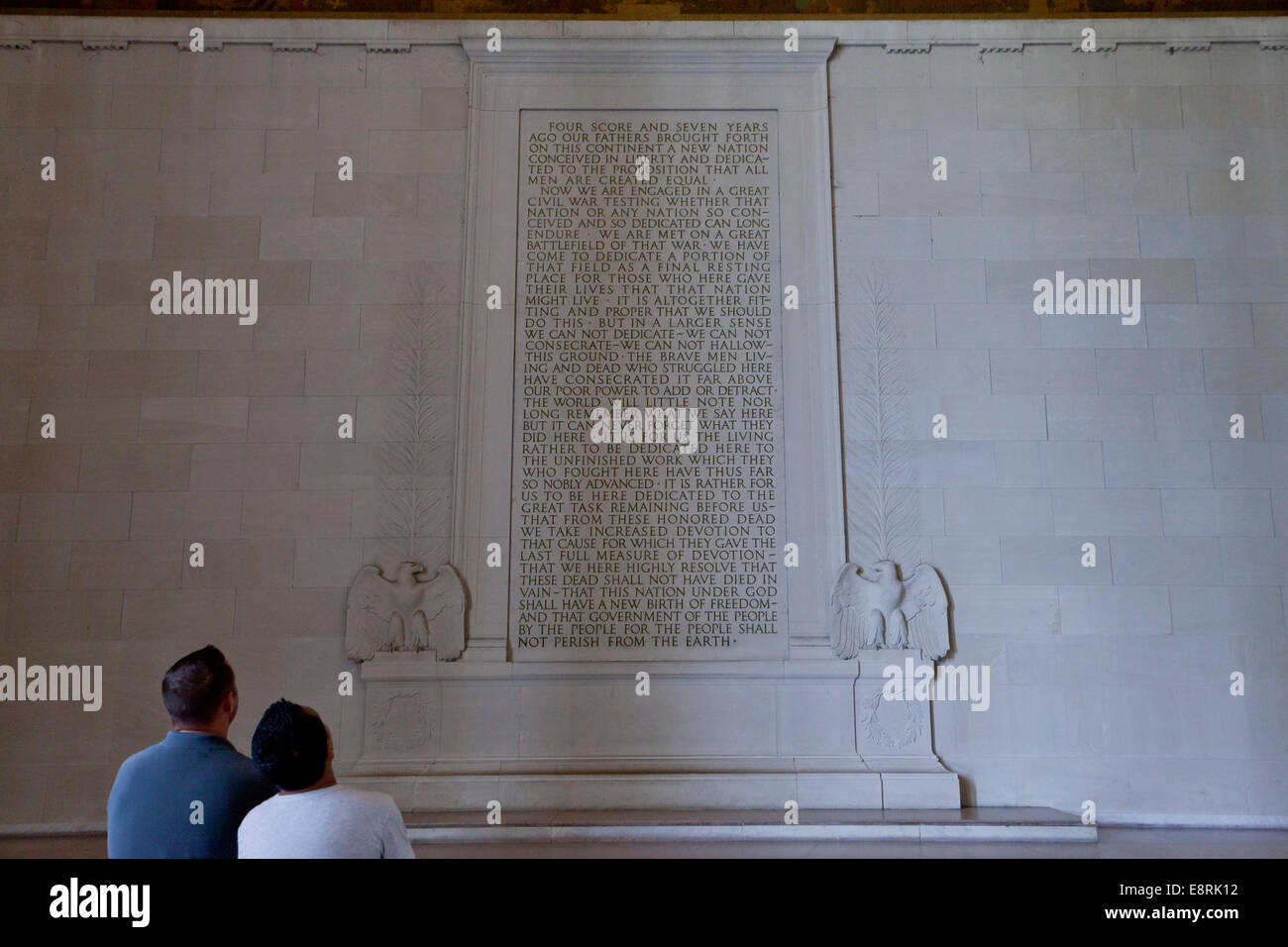 I visitatori la lettura del Gettysburg Indirizzo presso il Lincoln Memorial - Washington DC, Stati Uniti d'America Foto Stock