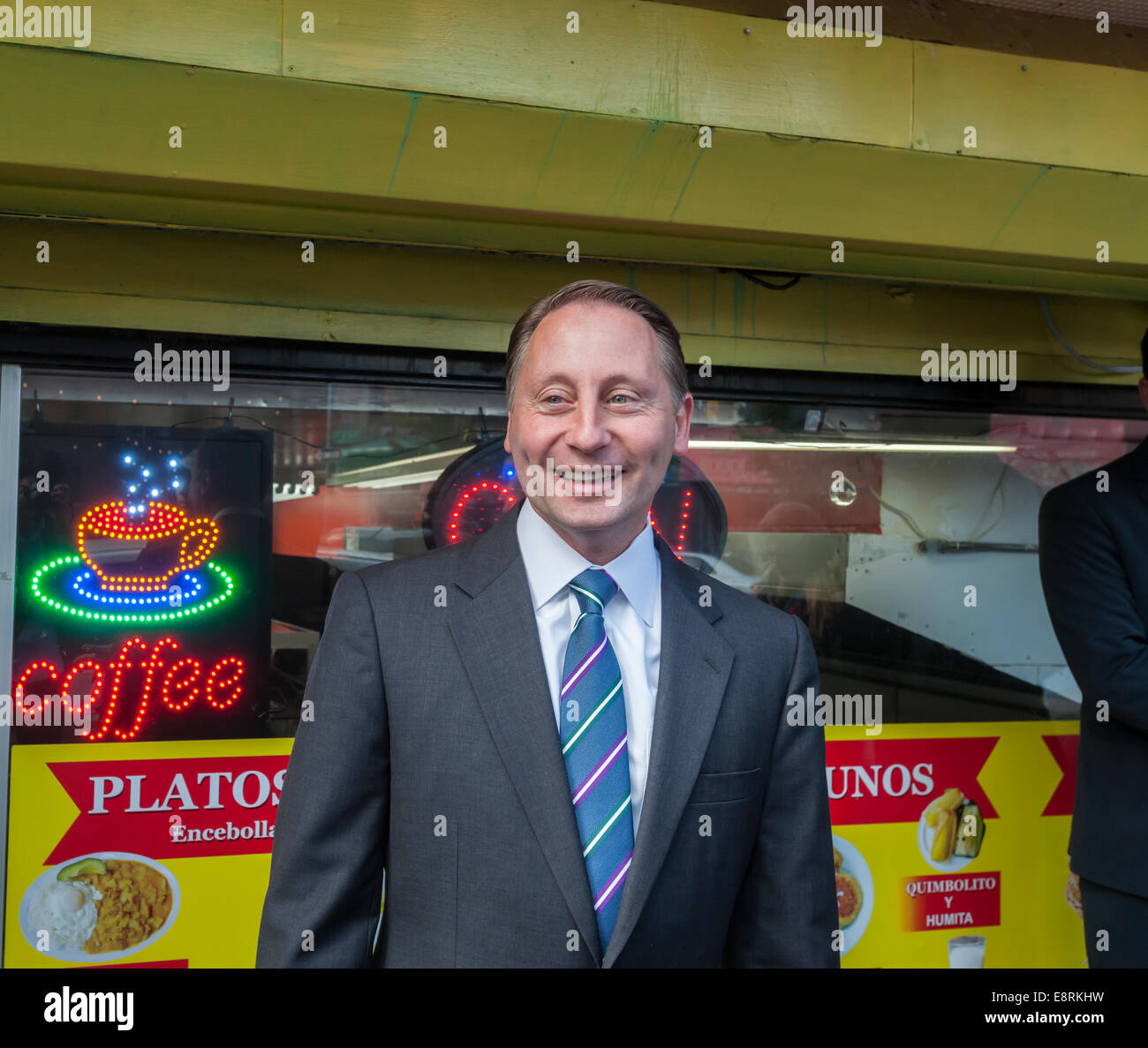 New York Stato repubblicano candidato gubernatorial Rob Astorino campagne in Jackson Heights Queens a New York Foto Stock