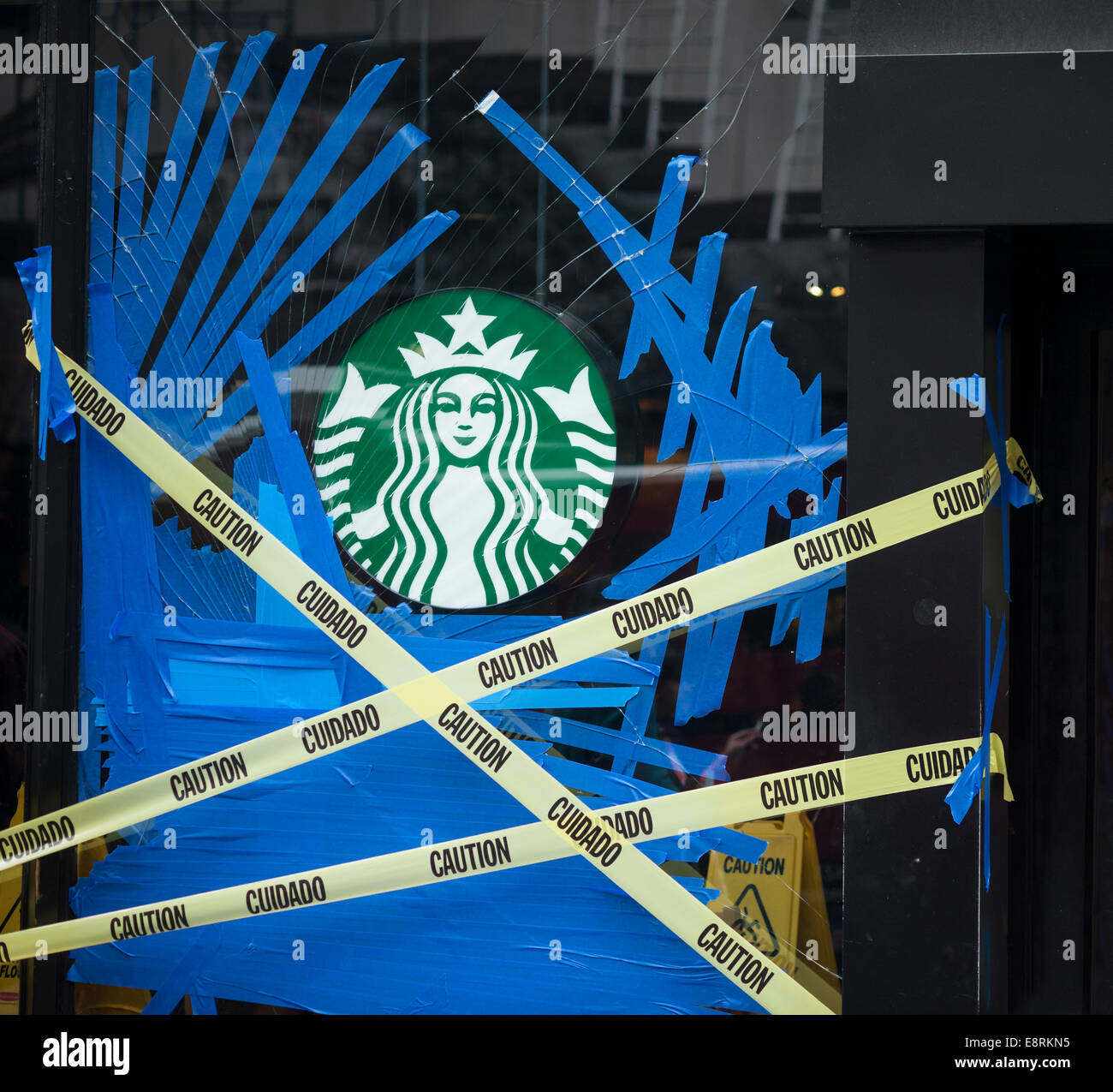 Uno Starbucks Cafe sulla Fifth Avenue a New York sports un vetro rotto Foto Stock
