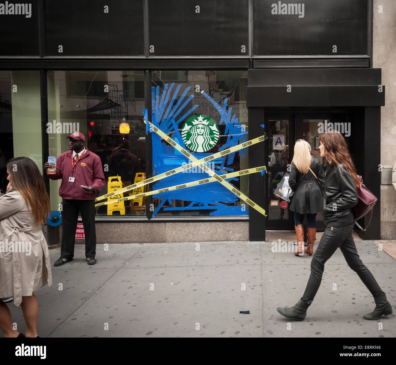 Uno Starbucks Cafe sulla Fifth Avenue a New York sports un vetro rotto Foto Stock