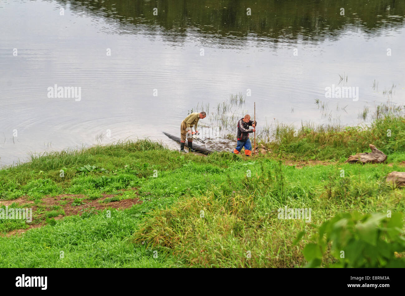 Paesaggio di villaggio - opere sul fiume. Foto Stock