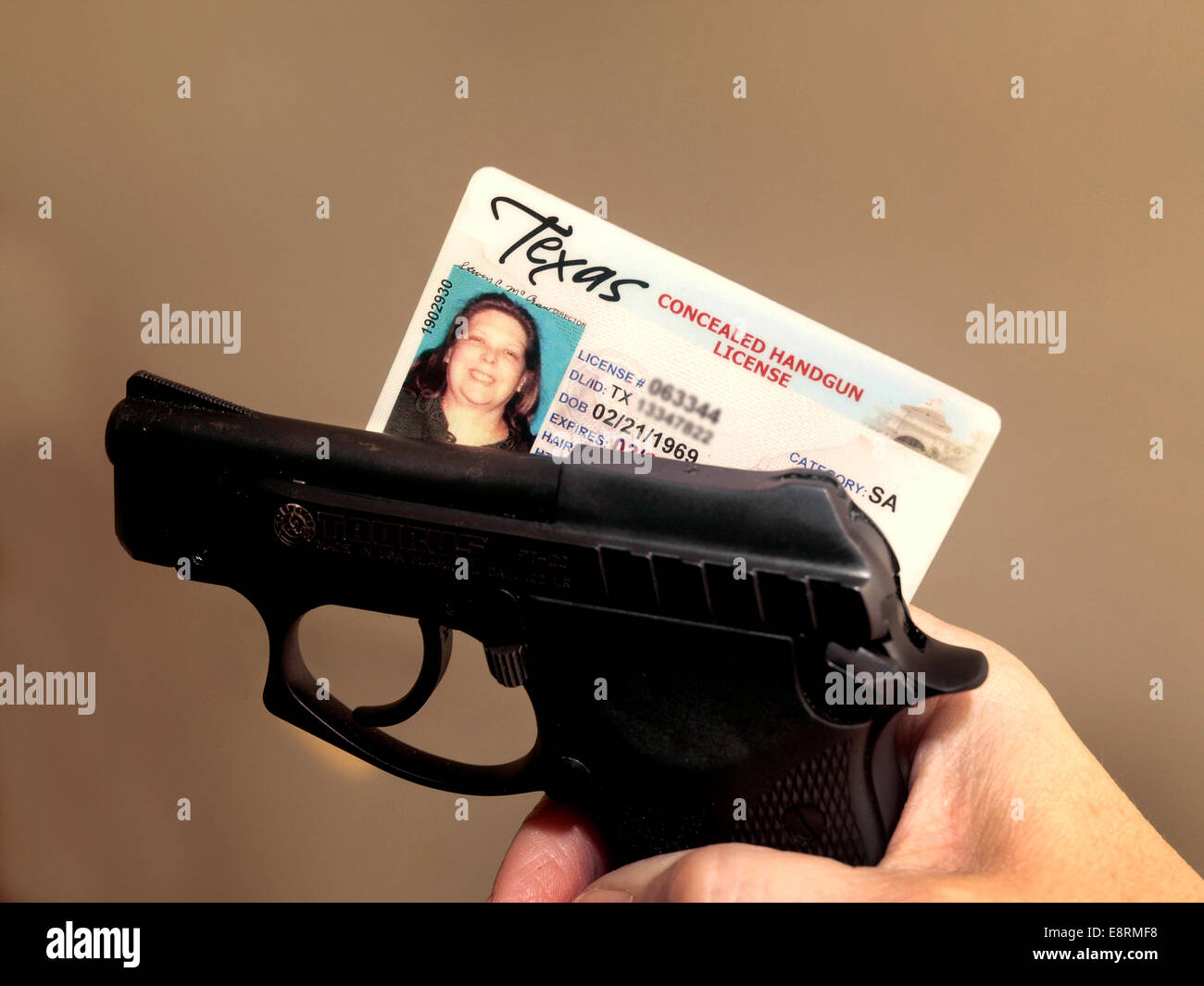 Donna in Texas è un permesso per pistola nascosta, ma la polizia ha confiscato ancora la sua pistola a mano.. NRA ora combatte per ottenere il diritto di portare armi apertamente. Texas drivers licenza indica che essa aveva il diritto di portare un'arma. Ella doveva passare il test per ottenere l'autorizzazione. Foto Stock