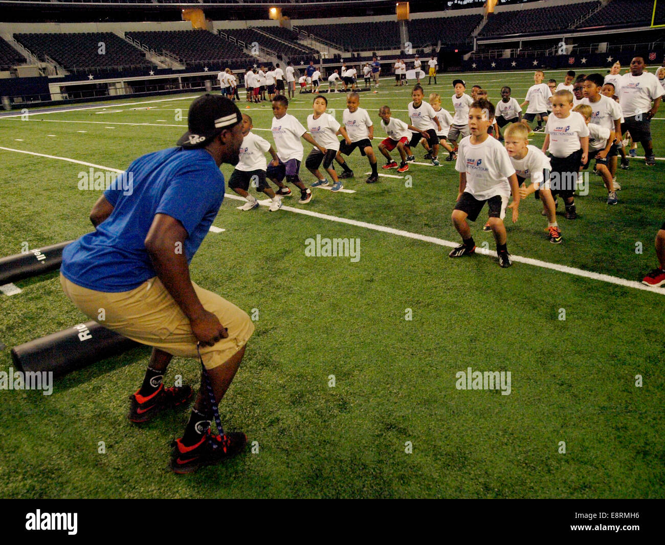 Diverse centinaia di bambini, genitori e gli allenatori di calcio si sono incontrati a 2014 Tour protettivo per imparare a giocare in tutta sicurezza.e tornare in forma. Foto Stock