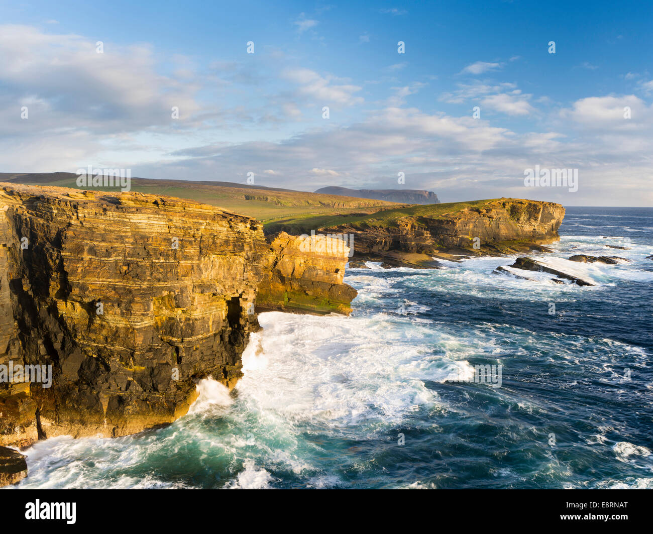 Le scogliere di Yesnaby nelle Orkney, durante le tempeste e il tramonto, Orkney Islands, Scozia. Foto Stock