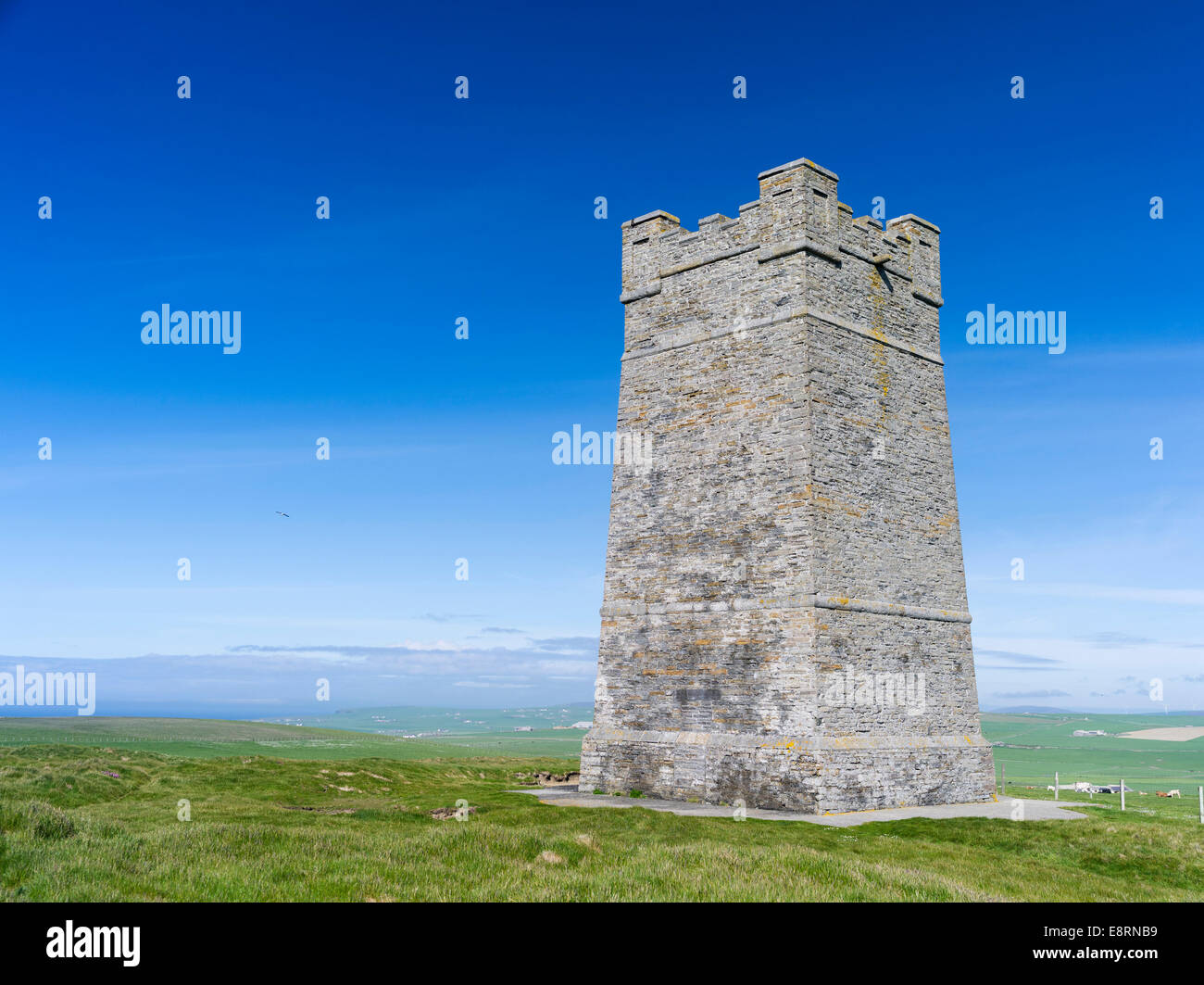 Le scogliere di Marwick Testa, Kitchener's Memorial, Orkney Islands, Scozia. (Grandi dimensioni formato disponibile) Foto Stock