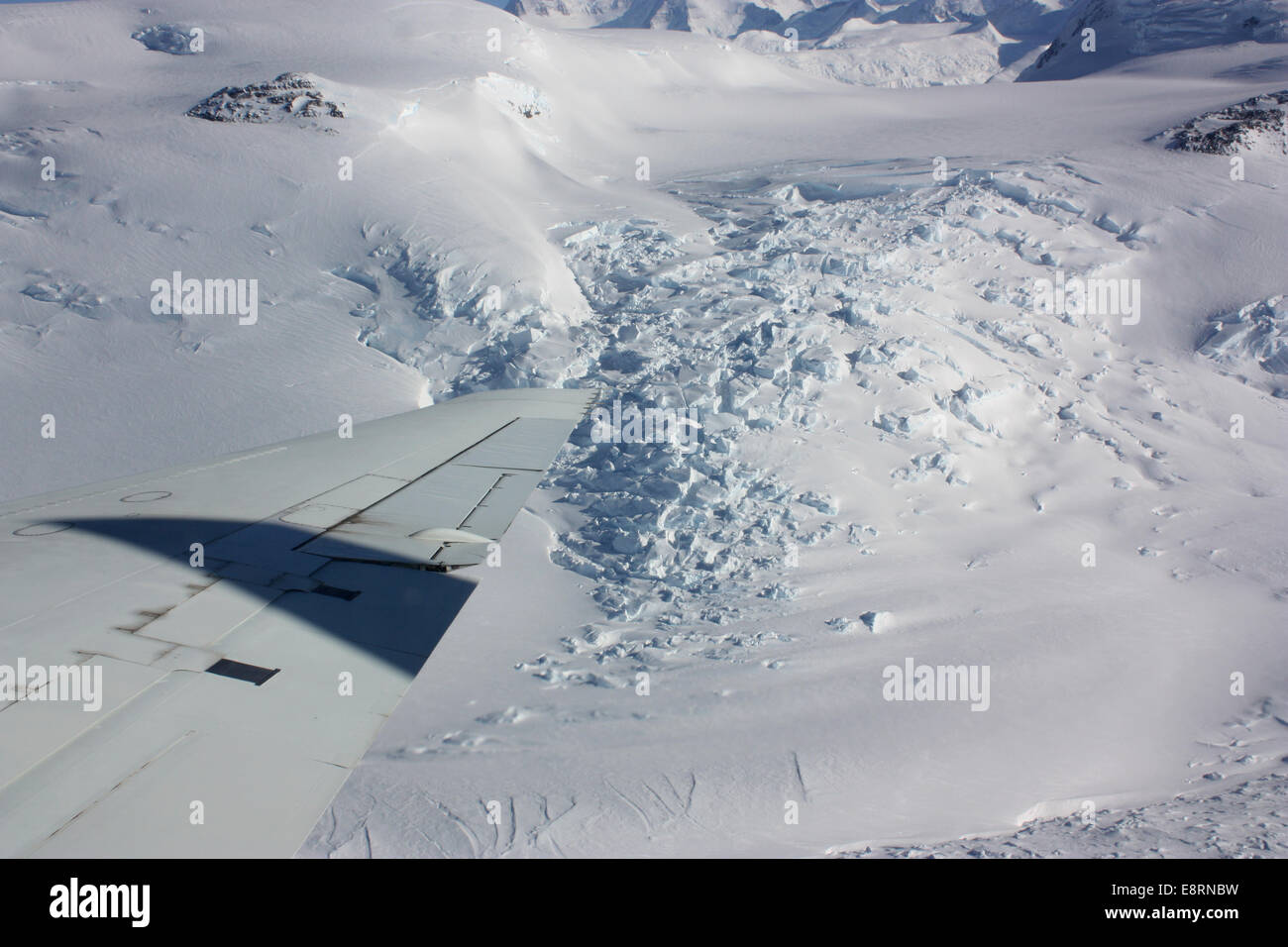 La missione IceBridge della NASA cattura immagini di ghiaccio rotto dal ghiacciaio del velivolo DC-8 in una missione antartica, facendo avanzare la ricerca sulle calotte glaciali e gli studi sui cambiamenti climatici. Foto Stock