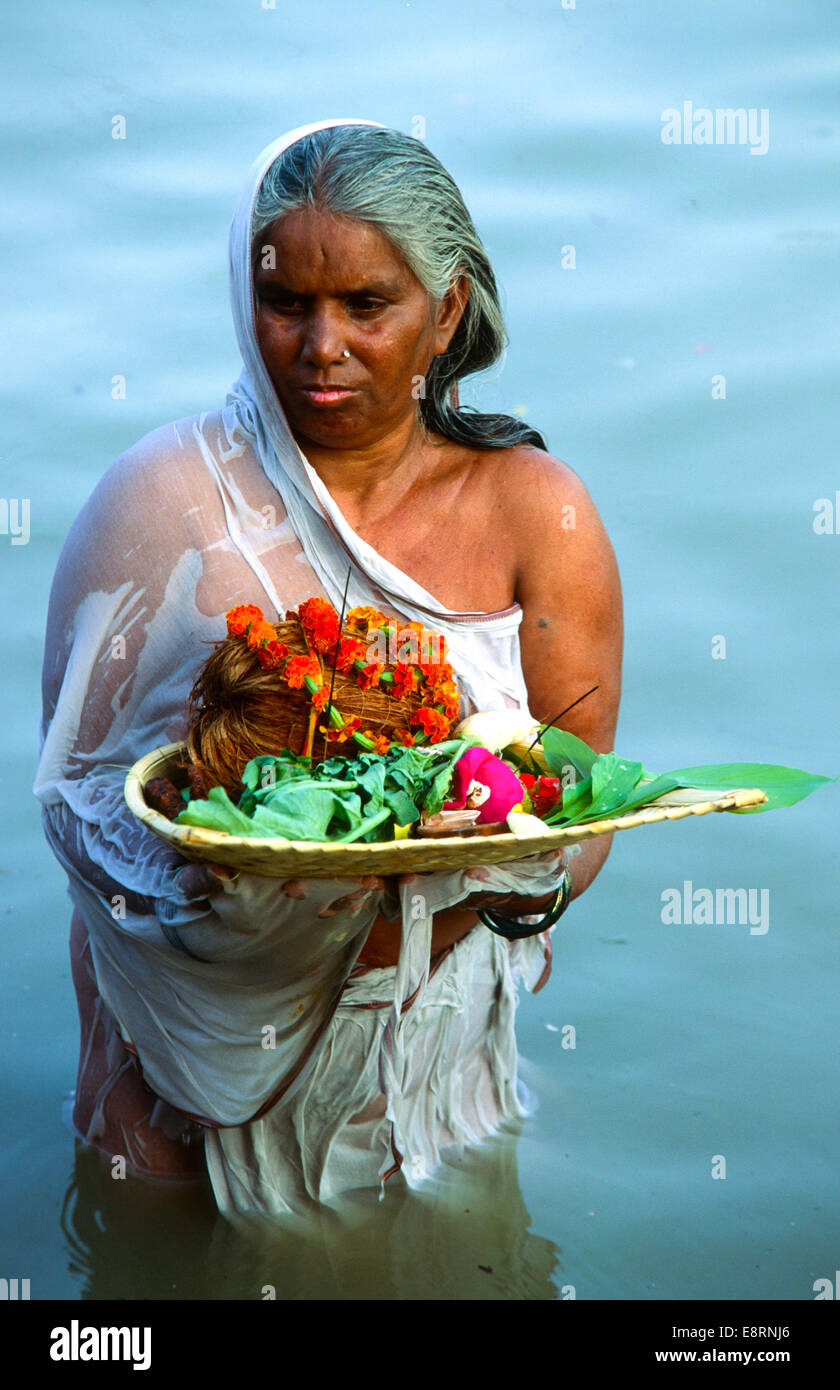 Donna incinta pregare per ragazzo in santo ganga river a varanasi / banares in India Foto Stock