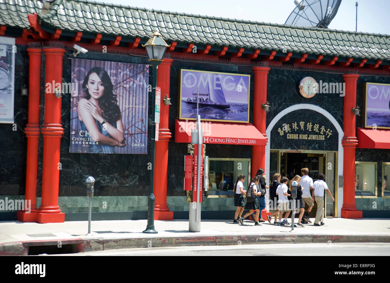 I bambini a scuola a piedi in China Town nel centro di Los Angeles in California Foto Stock