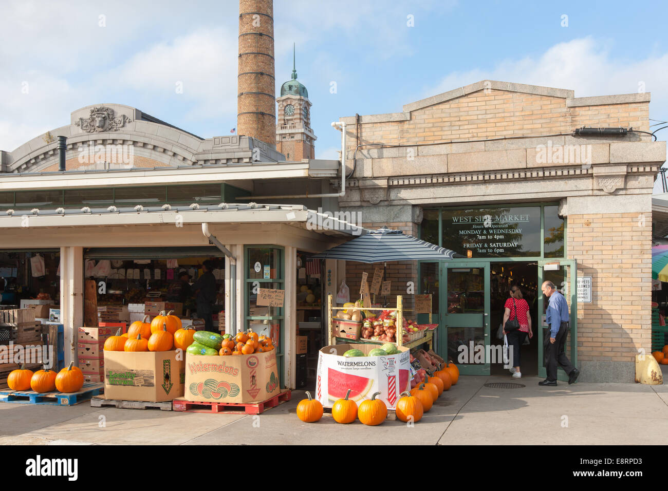 Shoppers immettere storico West Side Market si trova in Ohio città quartiere di Cleveland, Ohio. Foto Stock